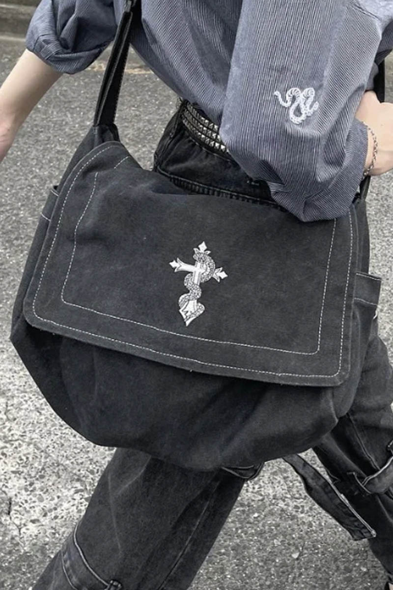 gibous (ギボス) gibous cross snake hobo bag