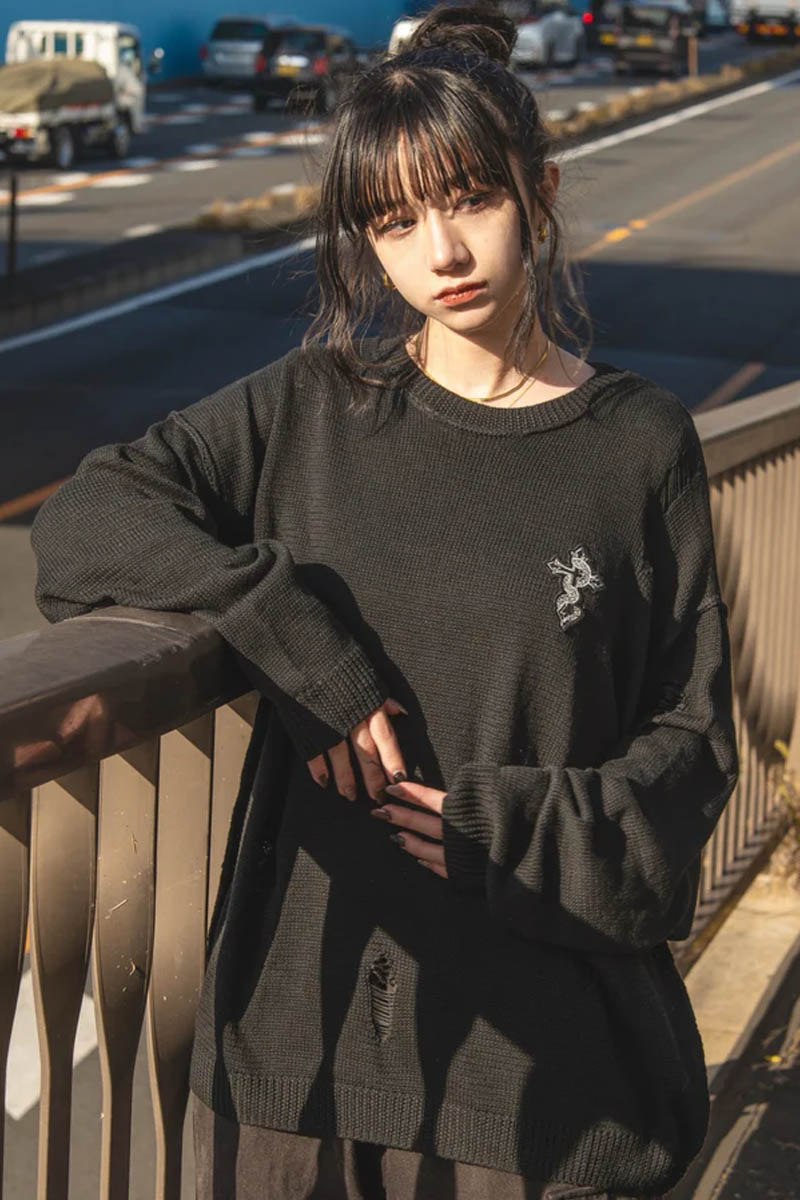 gibous (ギボス) snake cross wappen damage knit - Black