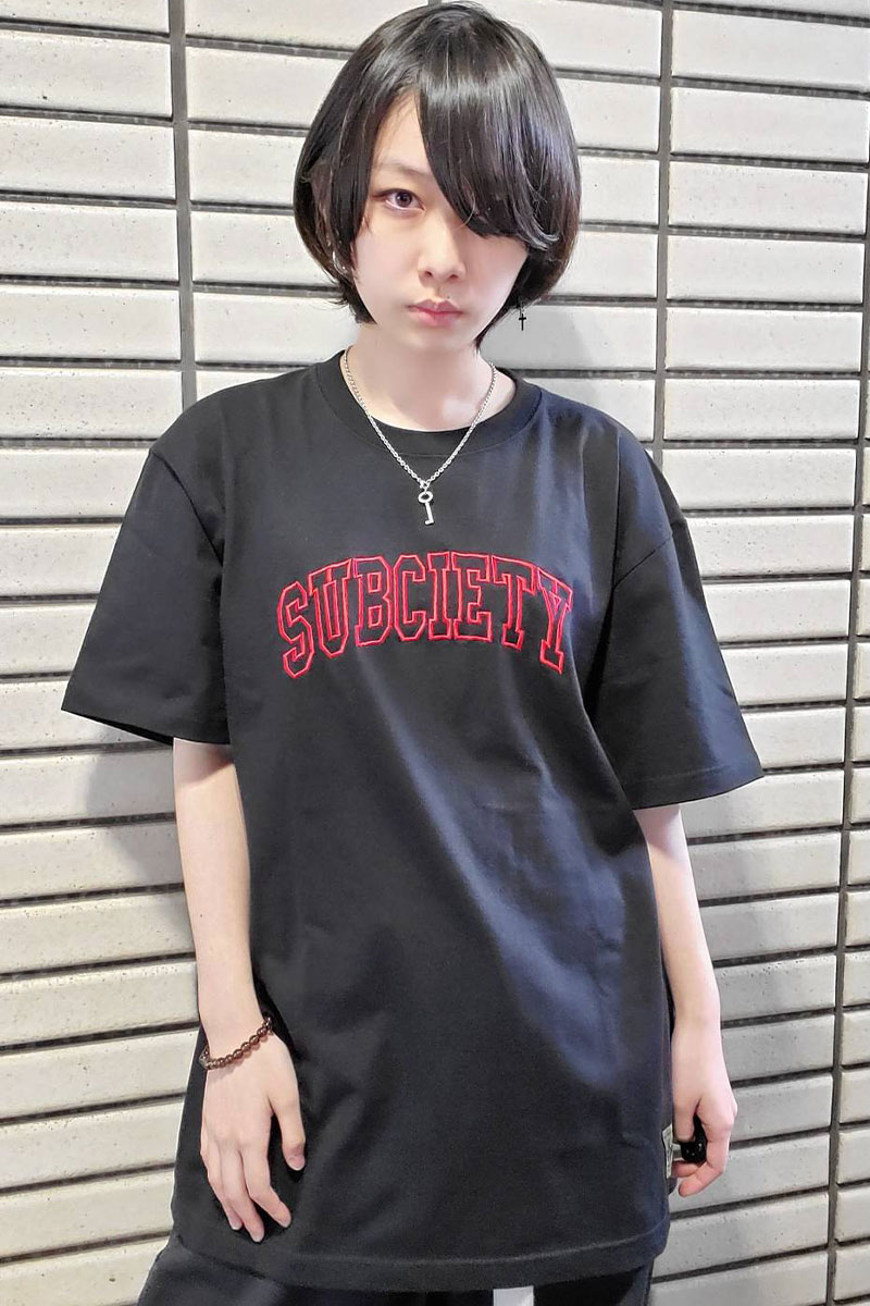 Subciety (サブサエティ) EMBROIDERY TEE BLACK/RED