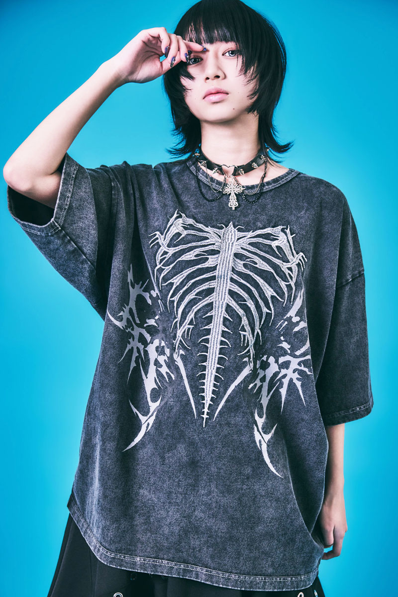 PSYCHO NATION(サイコ・ネーション) トライバル・ボーン刺繍TEE - Pigment Black