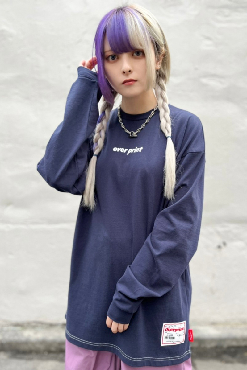 over print (オーバープリント) name LS Tee (navy)