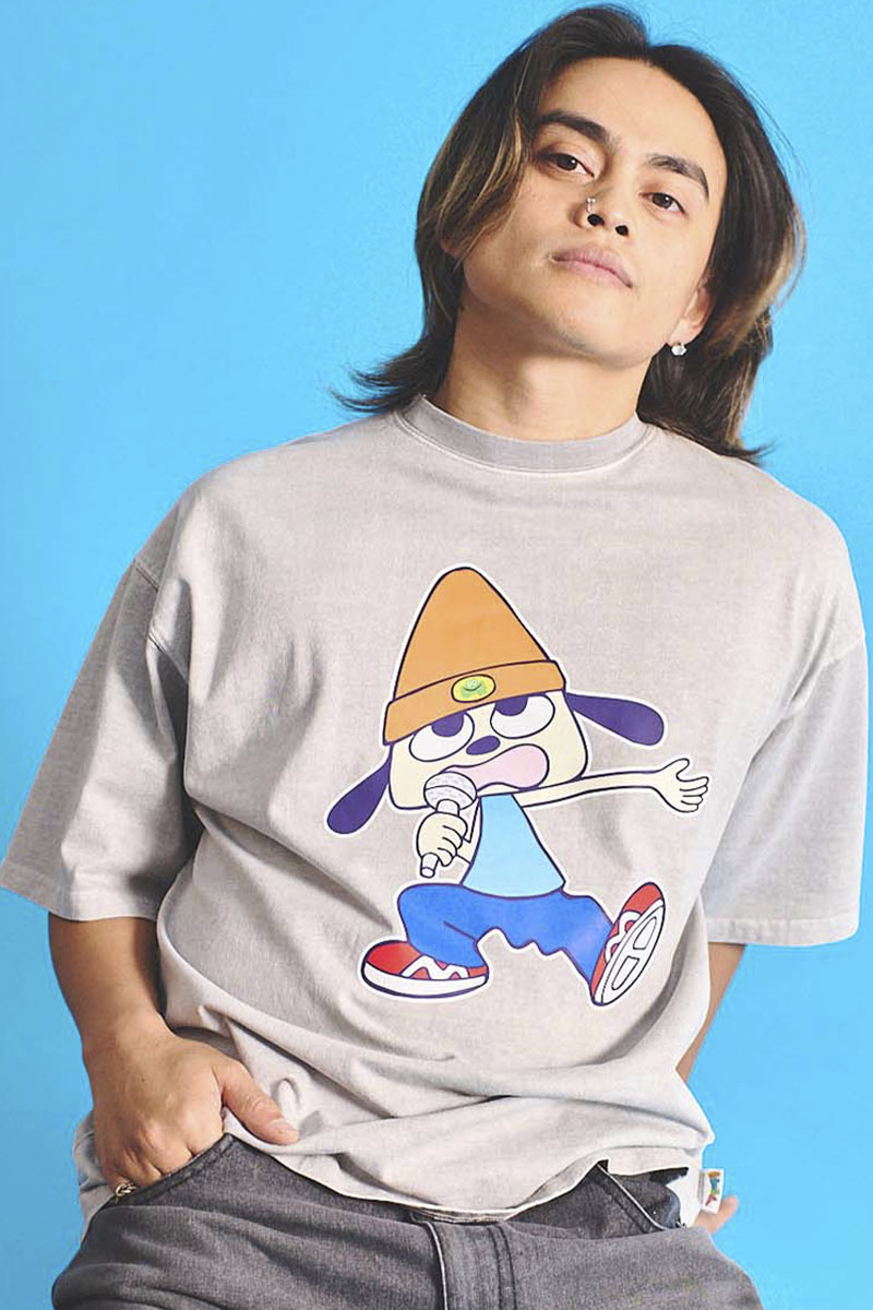 パラッパラッパー ピグメント加工シングパラッパロゴプリントTee LIGHT GRAY