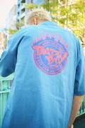 BAD BOY (バッドボーイ) FIREPATTERN LOGO PRINT Tee L.BLUE