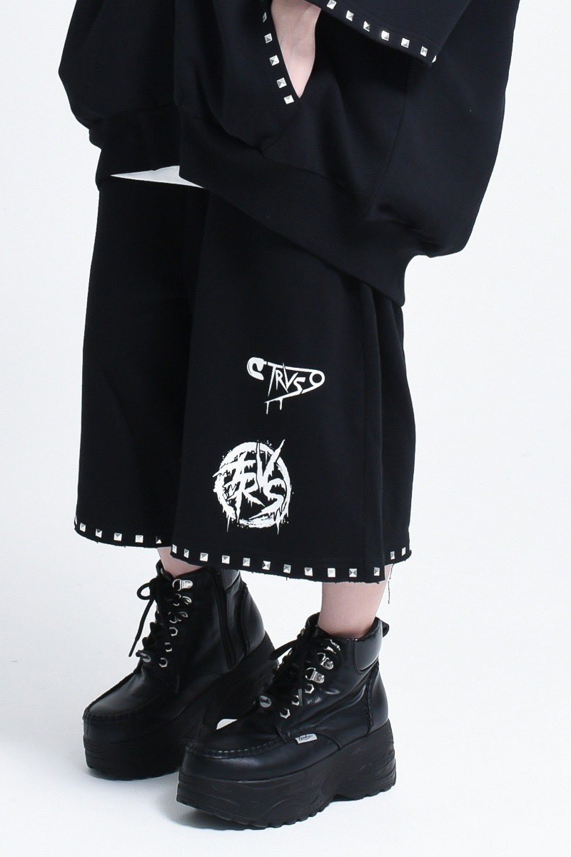 TRAVAS TOKYO【トラバストーキョー】　Skull mohawk studded half pants　Black