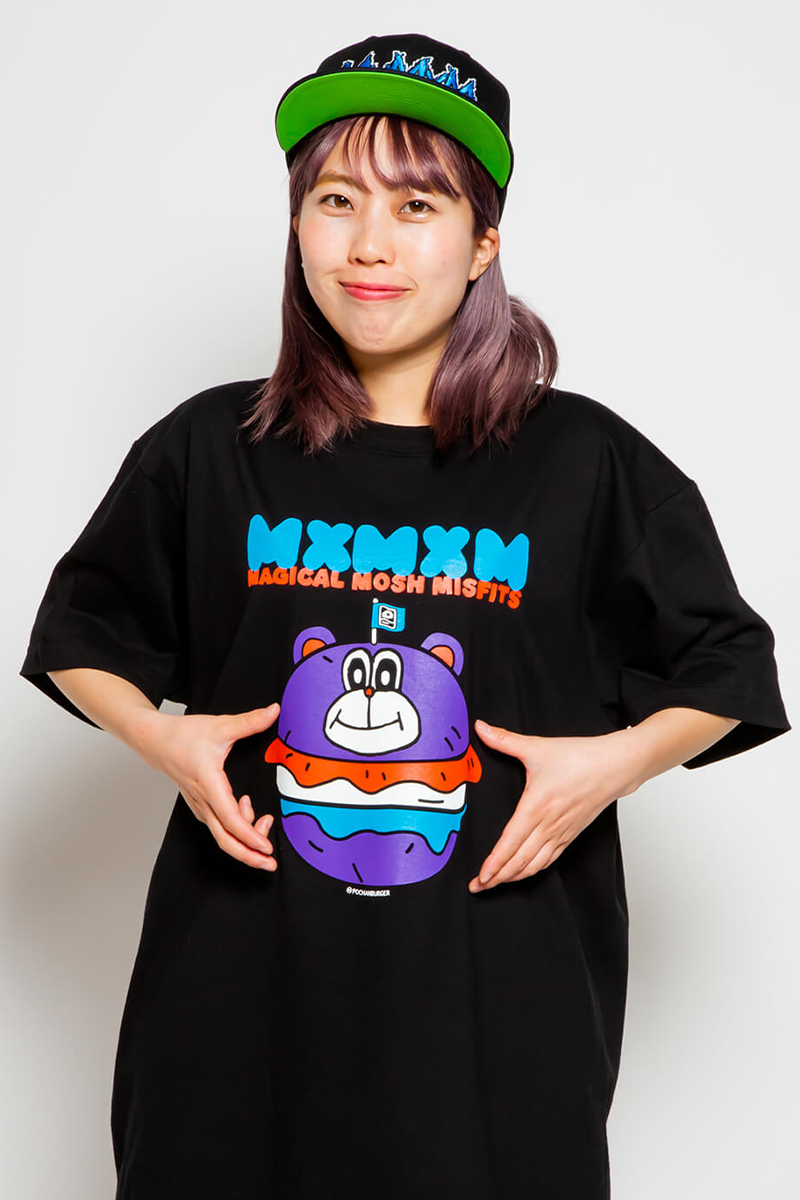 MAGICAL MOSH MISFITS ポちゃんバーガー TEE BLUE