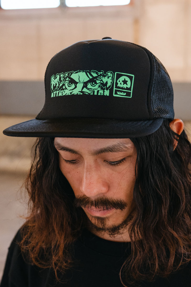 進撃の巨人xMAGICAL MOSH MISFITS(マジカルモッシュミスフィッツ) “MAGICAL MOSH EREN” MESH CAP GREEN