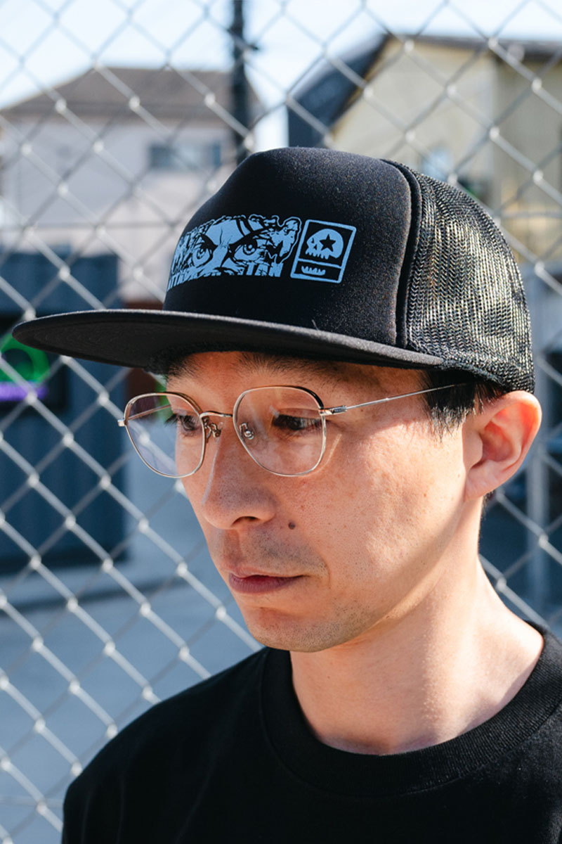 進撃の巨人xMAGICAL MOSH MISFITS(マジカルモッシュミスフィッツ) “MAGICAL MOSH EREN” MESH CAP BLUE