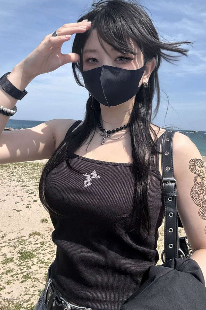 gibous (ギボス) snake cross camisole - Black
