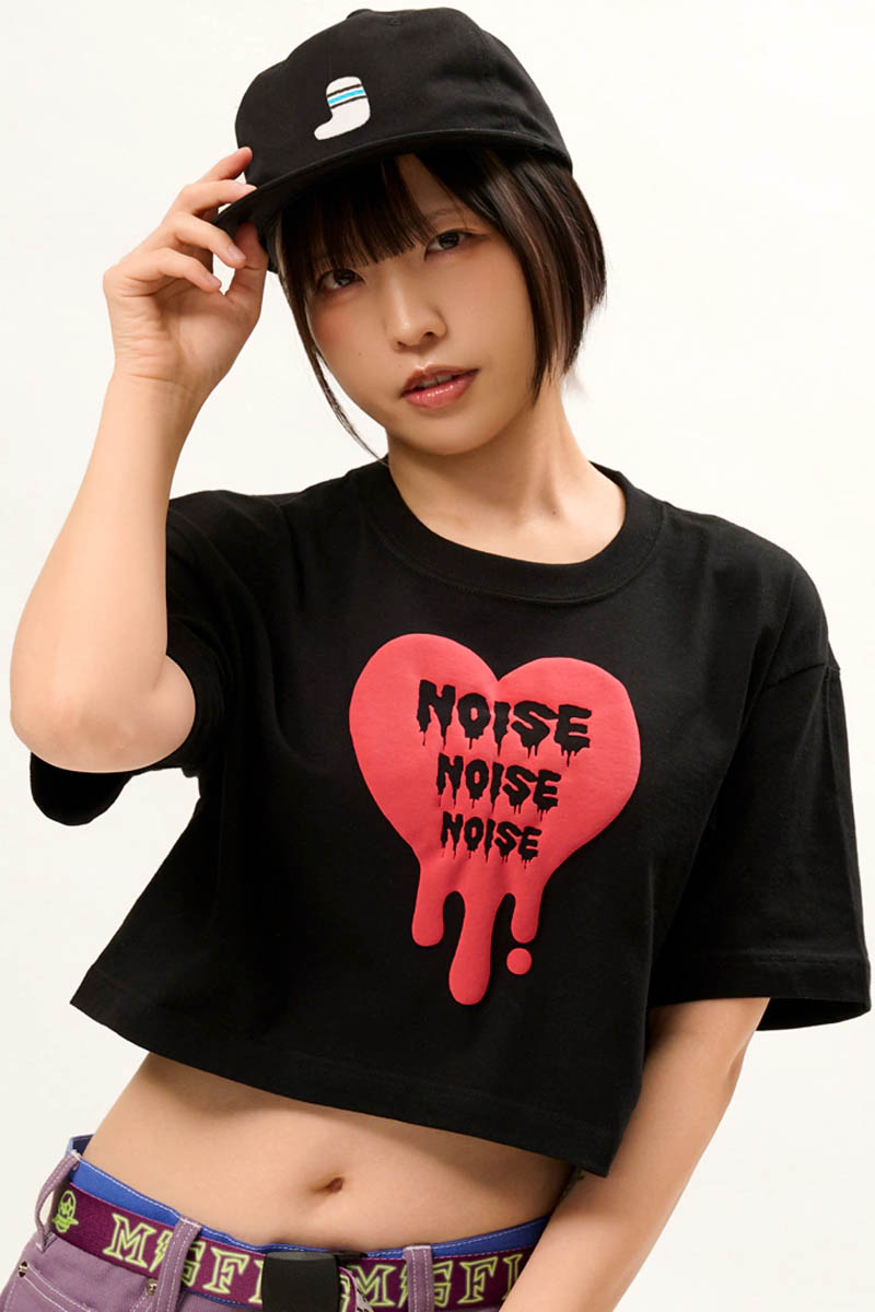 MAGICAL MOSH MISFITS(マジカル・モッシュ・ミスフィッツ) NOISEどろ～ん クロップド TEE - Red
