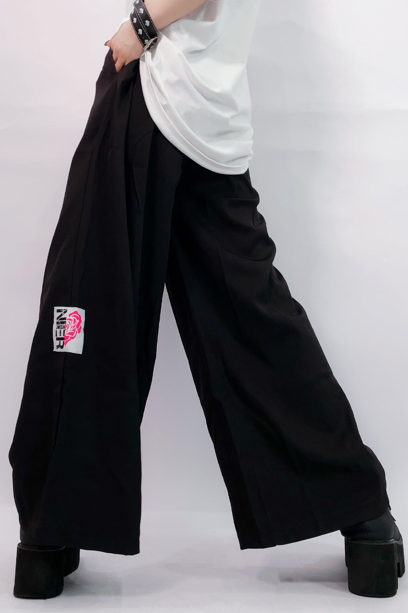 NieR (ニーア) パッチ付きBLACK WIDE PANTS【ROSE】