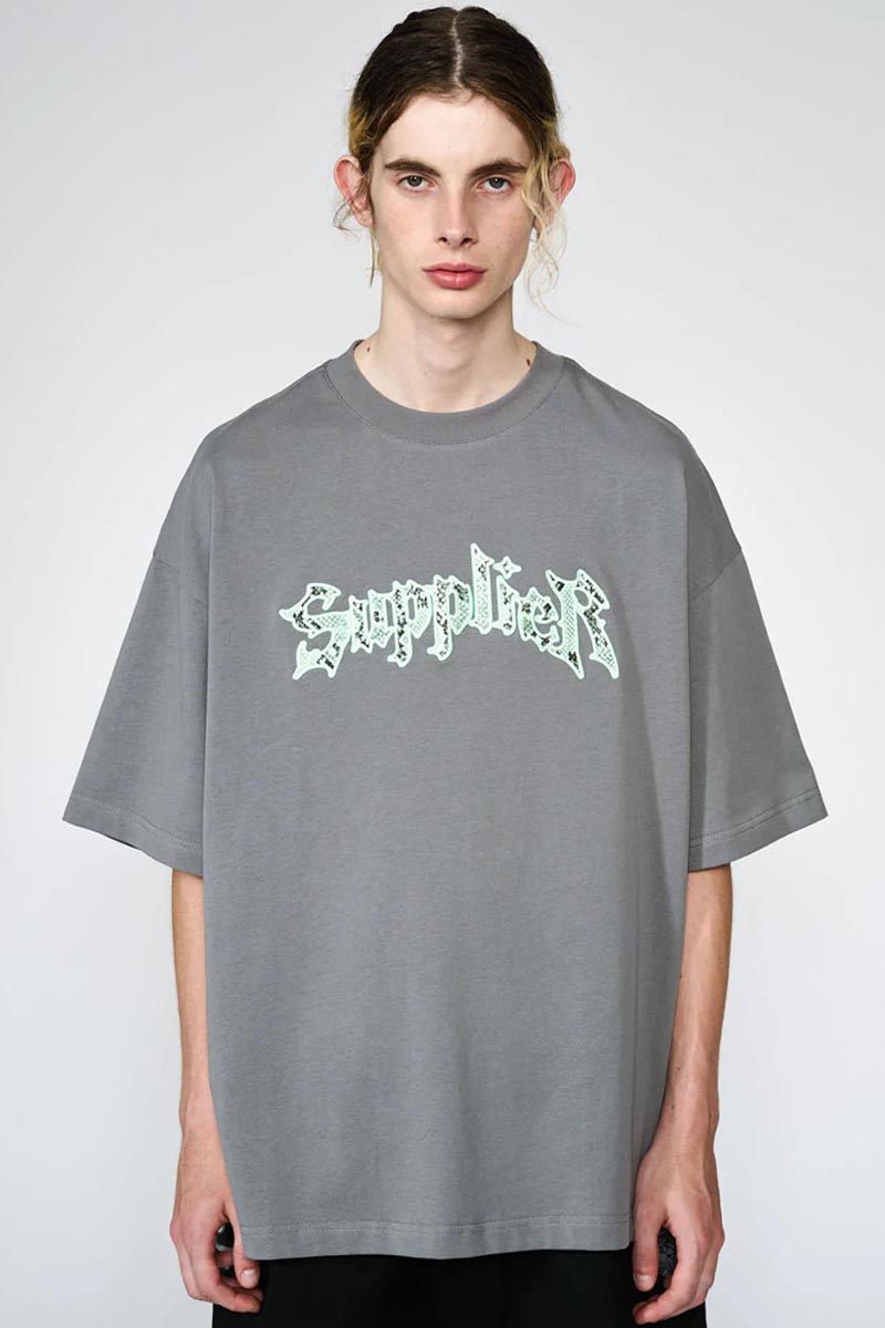 SUPPLIER (サプライヤー) PYTHON IRON LOGO TEE GRAY