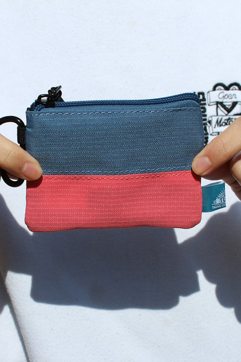 TGIF! THANK GOD, IT’S FES!! フェスバッグ　TGIF!　カラビナ付きリップポリ配色ミニポーチ - Blue×Pink