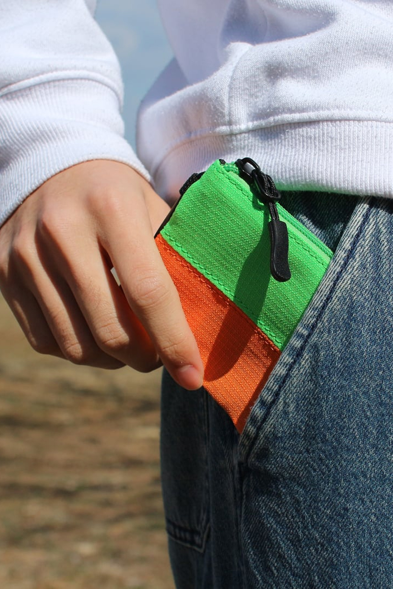 TGIF! THANK GOD, IT’S FES! フェスバッグ　TGIF!　カラビナ付きリップポリ配色ミニポーチ - Green×Orange