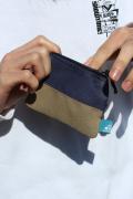 THANK GOD, IT’S FES! フェスバッグ　TGIF!　カラビナ付きリップポリ配色ミニポーチ - Navy×Beige