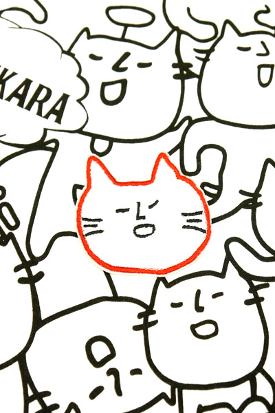 可愛いクリスマスツリーやギフトが！ アルカラ ねこDEにゃんにゃん2Tシャツ / ロックファッション ミュージシャン