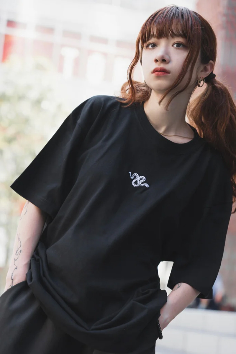 gibous(ギボス) skull snake t shirt BLACK