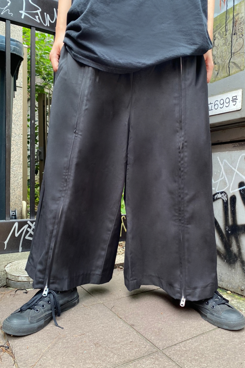 CIVARIZE【シヴァーライズ】フラワー柄マチ付きZIPワイドパンツ CIVARIZE【シヴァーライズ】フラワー柄マチ付きZIPワイドパンツ
