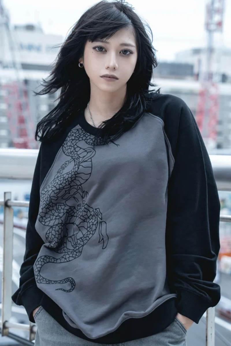 gibous (ギボス) snake scorpion raglan sweatshirt