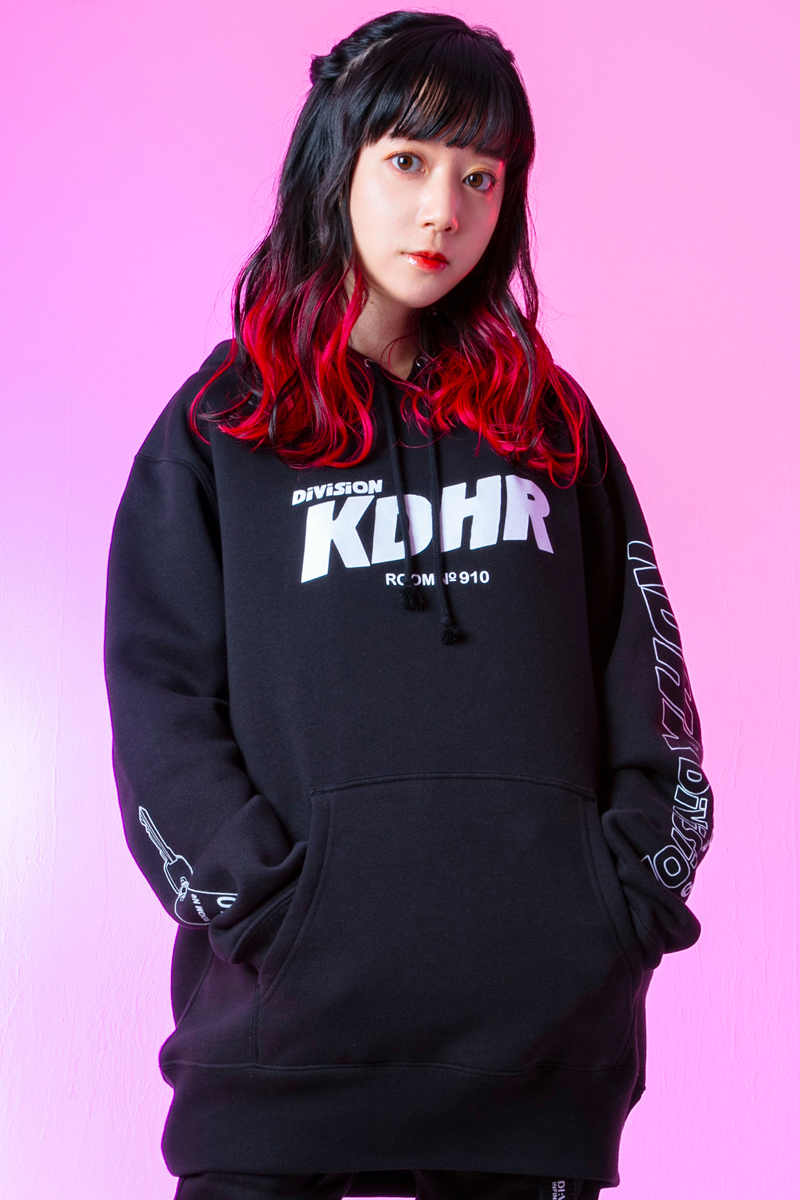 工藤晴香×激ロック×ゲキクロ×DI:VISIONコラボ 限定パーカー “ROOM910 HOODIE”