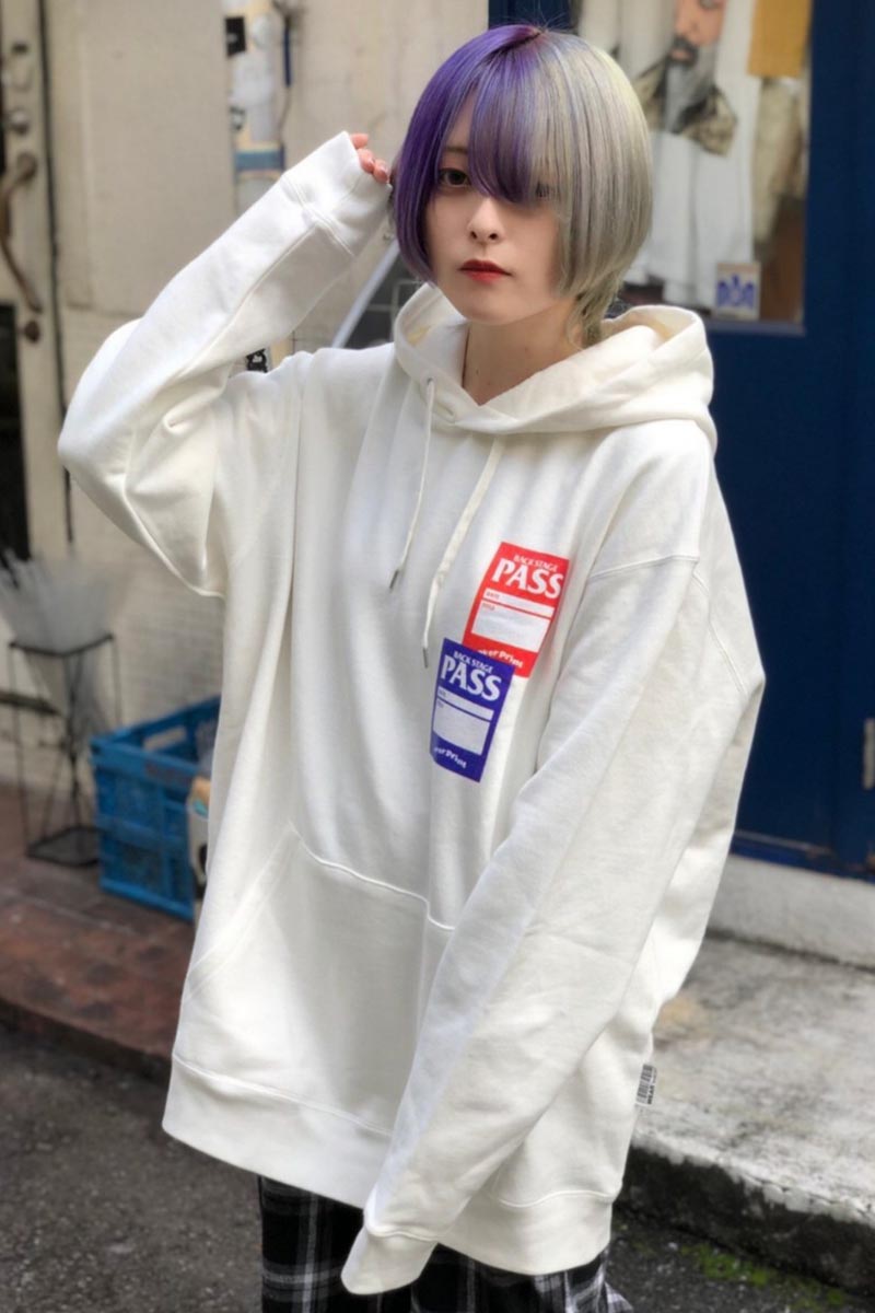 over print (オーバープリント) PASS Hoodie white