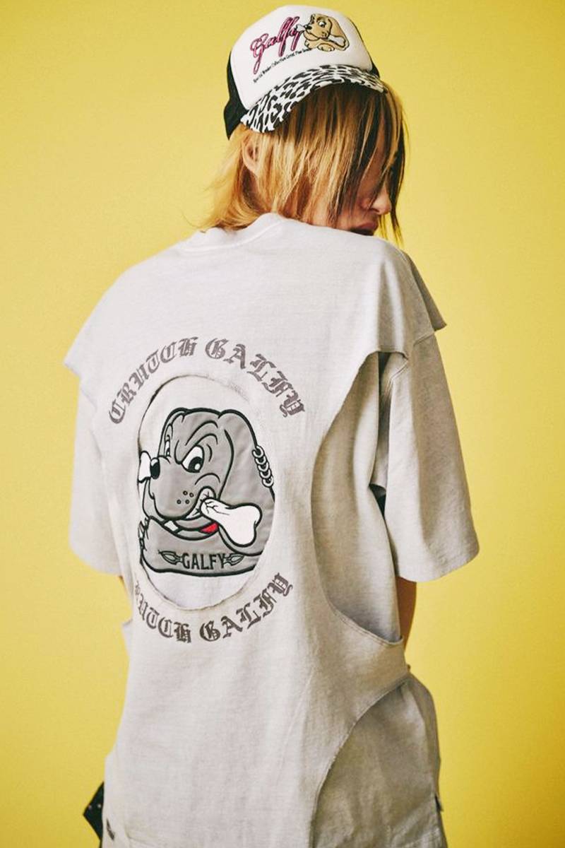 予約商品】GALFY (ガルフィー) 穴の向こうにわんちゃんTEE - White