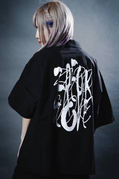 ZERO EVOKE (ゼロイヴォーク) Irregular logo S/S shirt BLACK