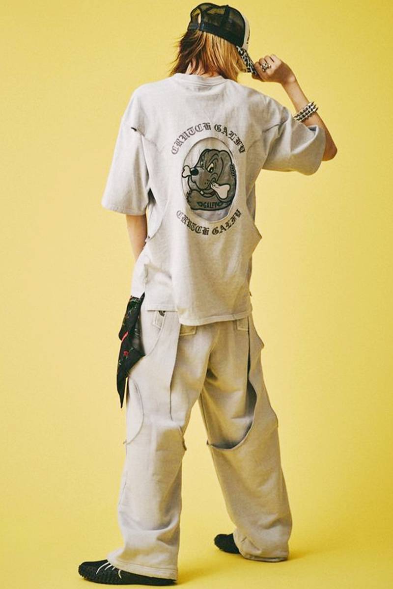 予約商品】GALFY (ガルフィー) 穴の向こうにわんちゃんTEE - White