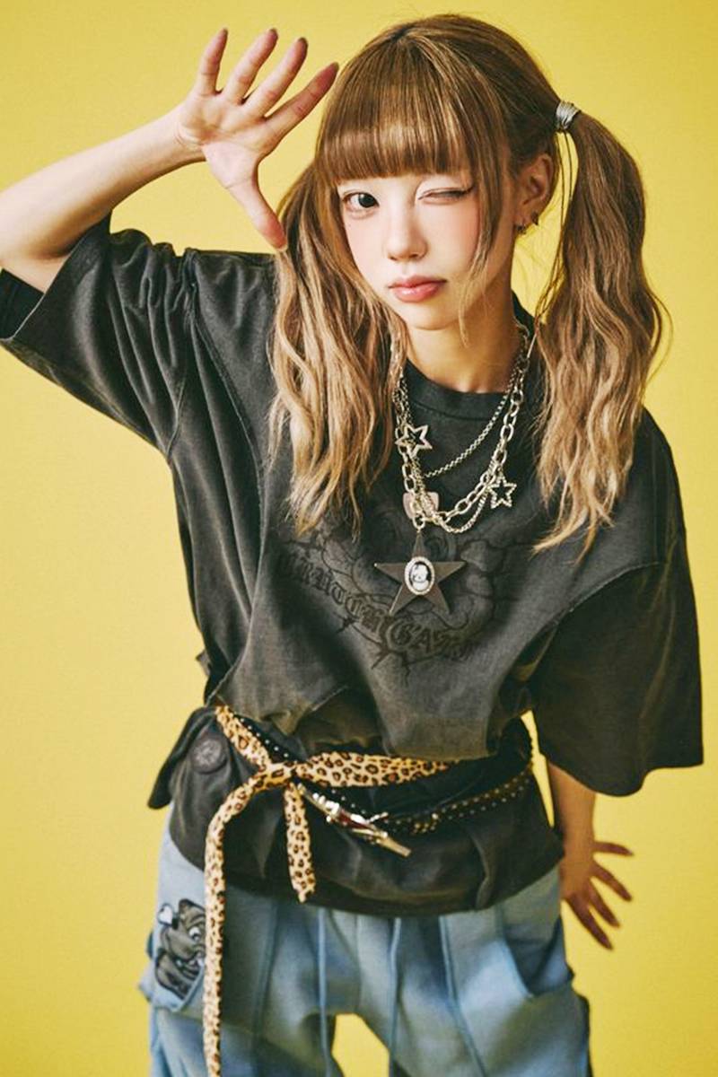 GALFY (ガルフィー) 穴の向こうにわんちゃんTEE - Ink Black