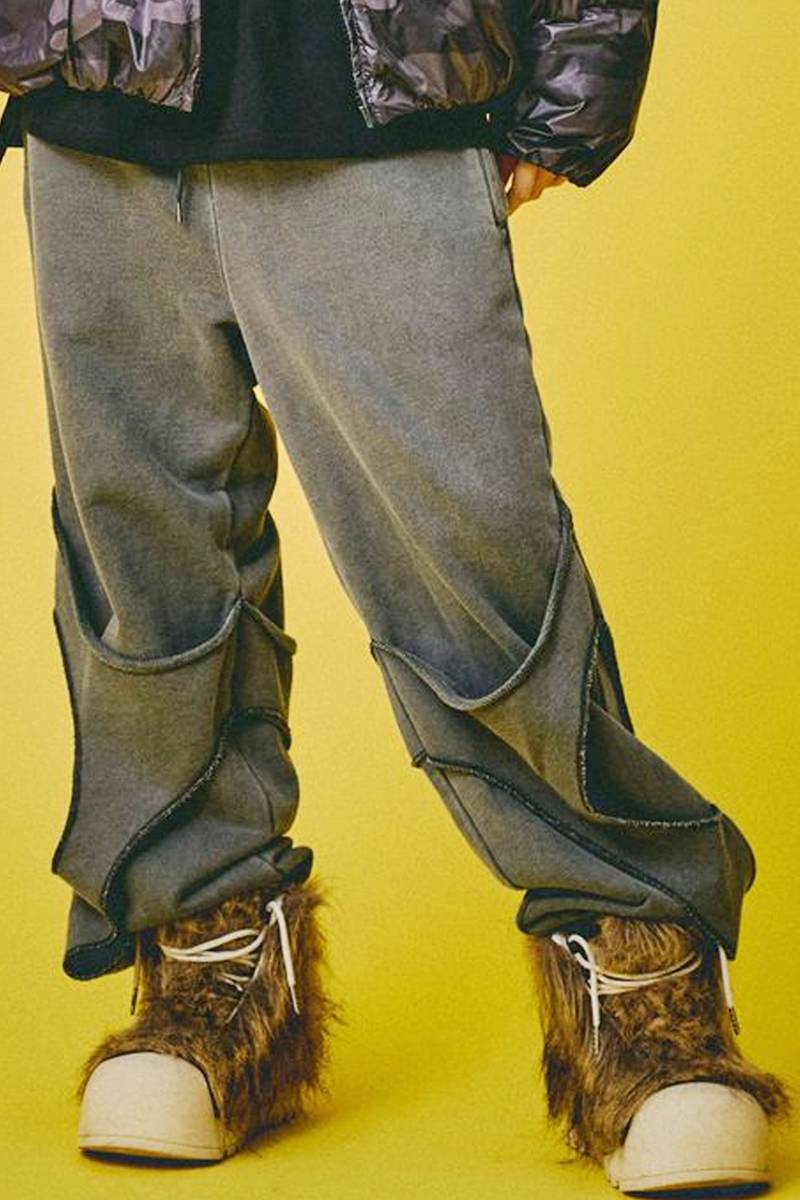 【予約商品】GALFY(ガルフィー) 穴の向こうにわんちゃんスウェット - Black