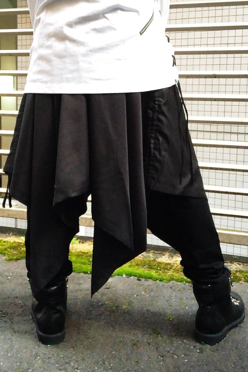 ロックファッション、バンドグッズのGEKIROCK CLOTHING ⁄ CIVARIZEシヴァーライズAcuate シャーリング変形デザインスカート  BLACK