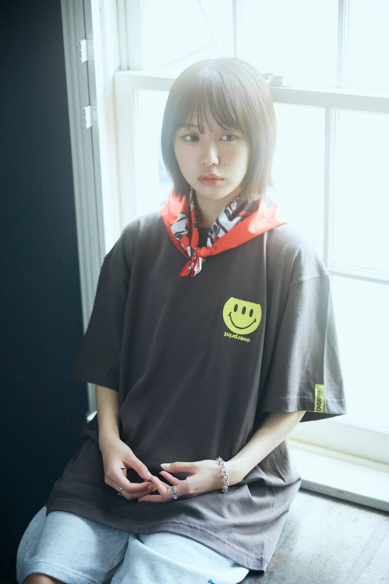 over print (オーバープリント) ICONIC Tee - Chacoal