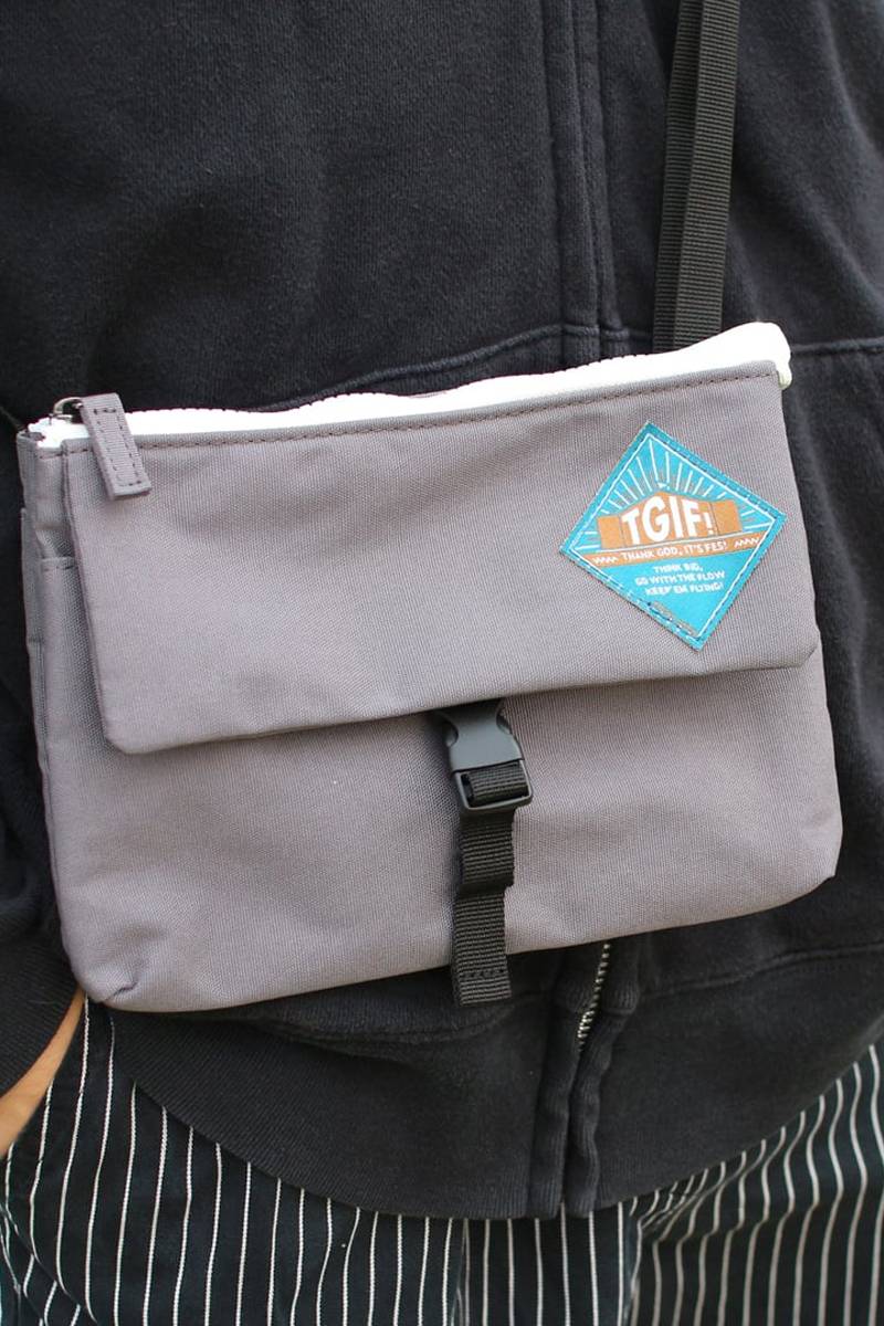 TGIF! THANK GOD, IT’S FES! フェスバッグ TGIF! ポリエステル横型ミニショルダー/サコッシュ - Gray