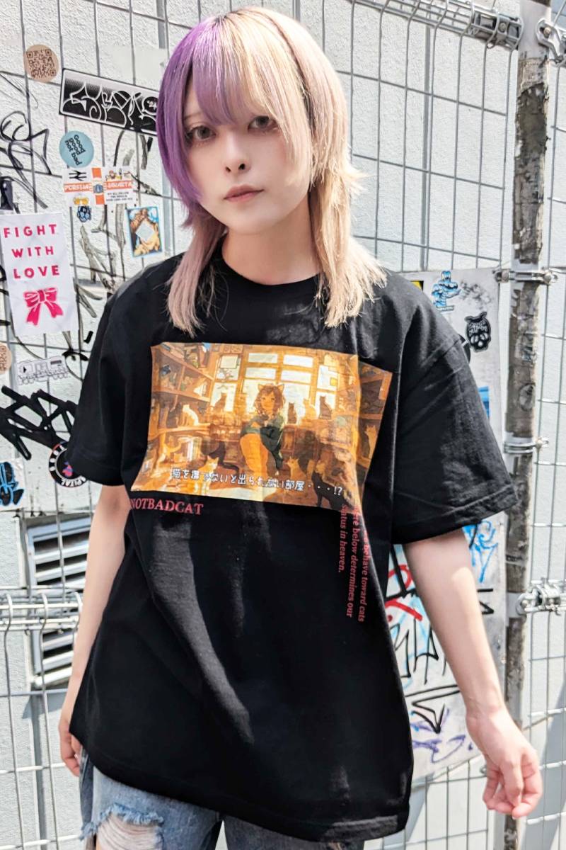 NOTBADCAT (ノットバッドキャット) 猫を撫でないと出られない部屋 Tee BLACK