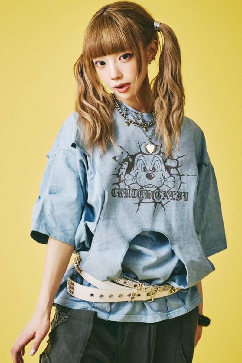 GALFY (ガルフィー) 穴の向こうにわんちゃんTEE - Light Blue