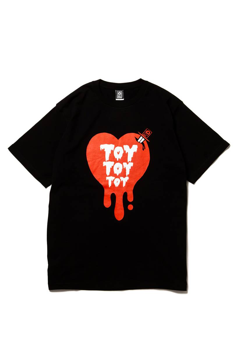 MAGICAL MOSH MISFITS (マジカルモッシュミスフィッツ) TOY TOY どろ～ん TEE RED