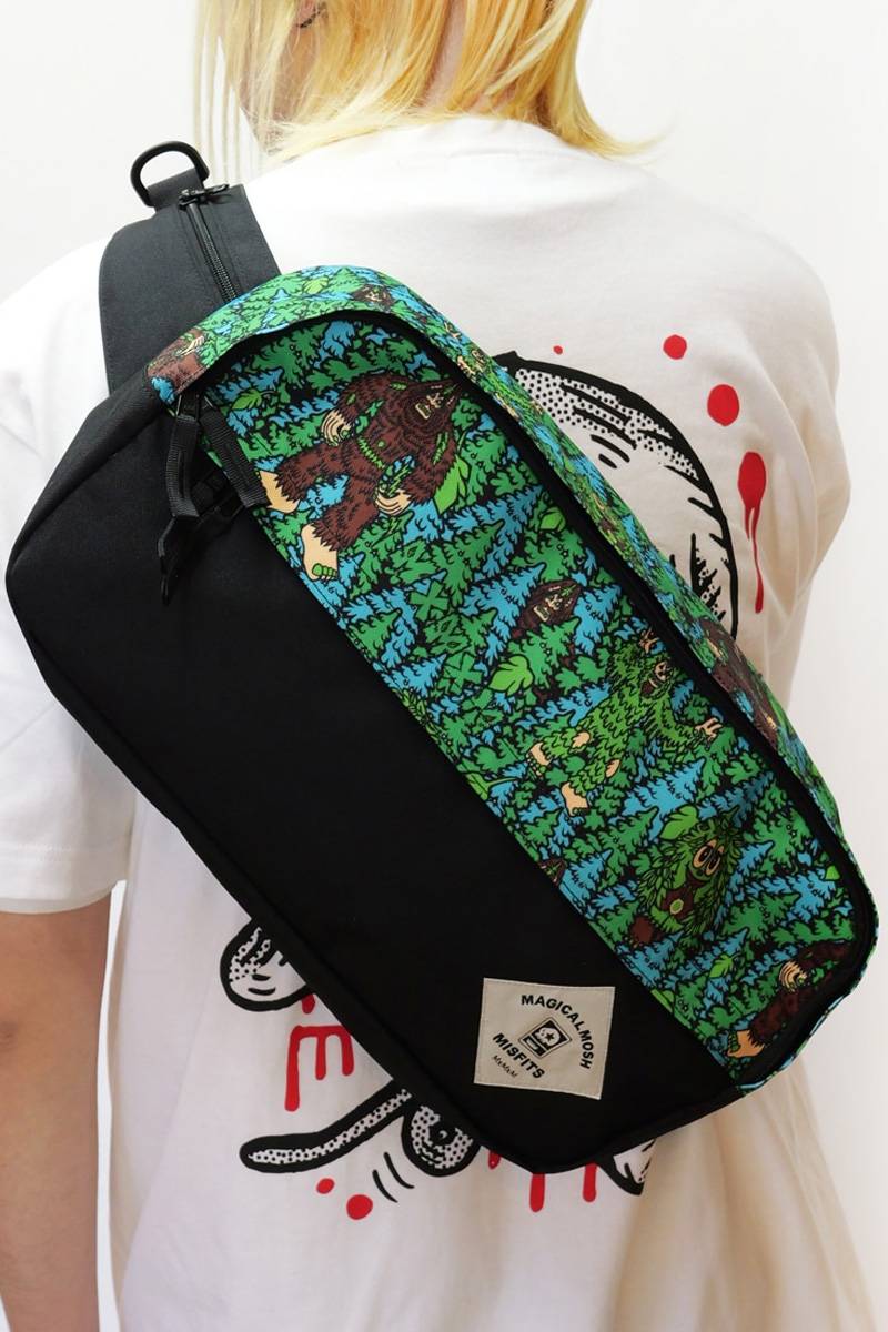 MAGICAL MOSH MISFITS (マジカルモッシュミスフィッツ) MAGICAL MOSH BIGFOOT A4 DREAM BAG