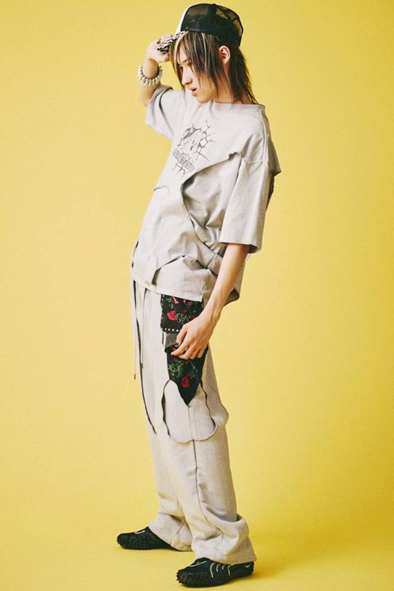 予約商品】GALFY (ガルフィー) 穴の向こうにわんちゃんTEE - White