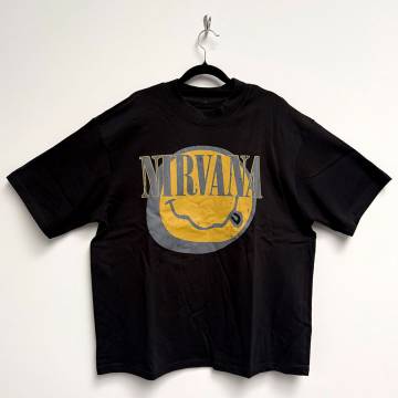 【予約商品】NIRVANA Unisex Oversized Boxy バンドTシャツ: Evergreen (Black) - BLACK
