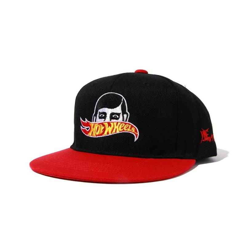 【予約商品】PUNK DRUNKERS (パンク・ドランカーズ) ［鷹の爪xHOT WHEELS］ロゴからひょっこりあいつCAP - BLACK/RED