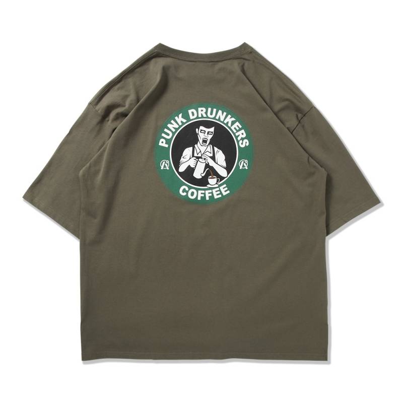 【予約商品】PUNK DRUNKERS (パンク・ドランカーズ) バリスタBIG.TEE - OLIVE