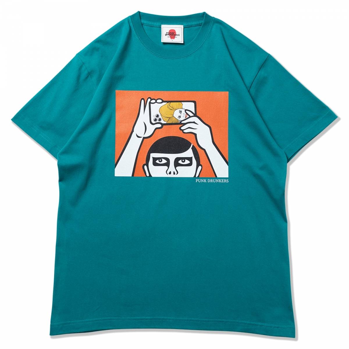 【予約商品】PUNK DRUNKERS (パンクドランカーズ) ［PDSxデヴィ・スカルノ］アイツのスマホに夫人TEE - A.GREEN