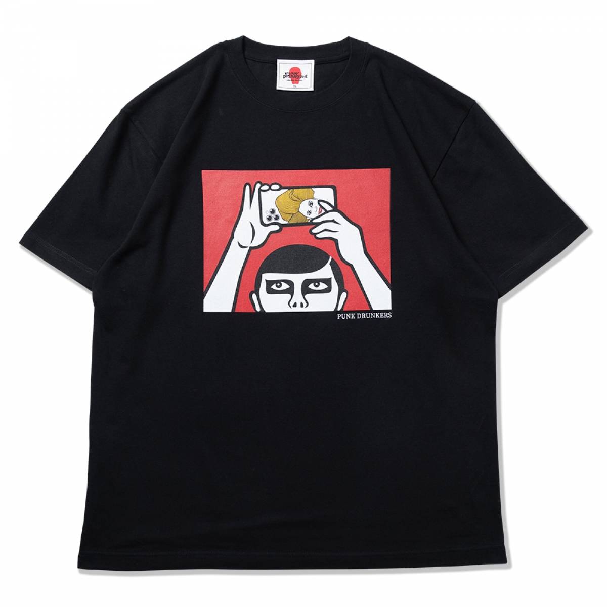 【予約商品】PUNK DRUNKERS (パンクドランカーズ)［PDSxデヴィ・スカルノ］アイツのスマホに夫人TEE - BLACK