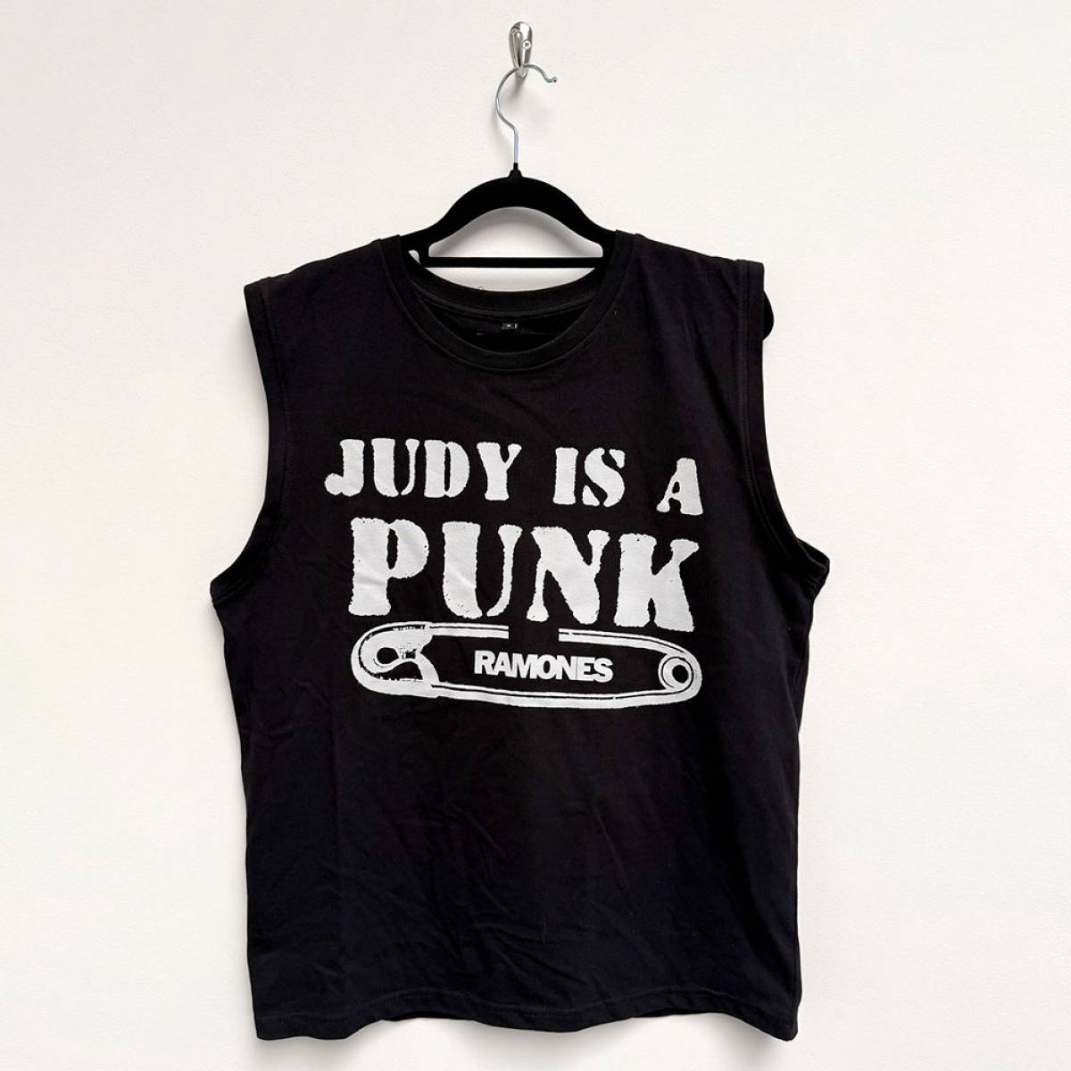【予約商品】RAMONES Unisex Tank バンドTシャツ: Judy (Black) - BLACK